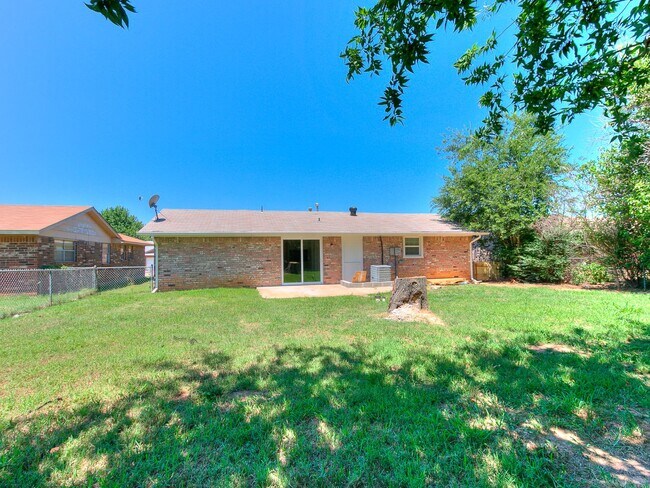 Building Photo - 4 Bedroom/2 Bath home with fenced yard.
