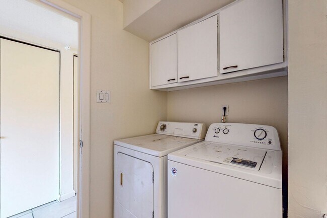 Building Photo - North Valley 3 bedroom Townhouse