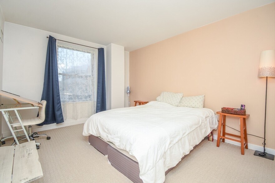 Building Photo - 16 Miner St