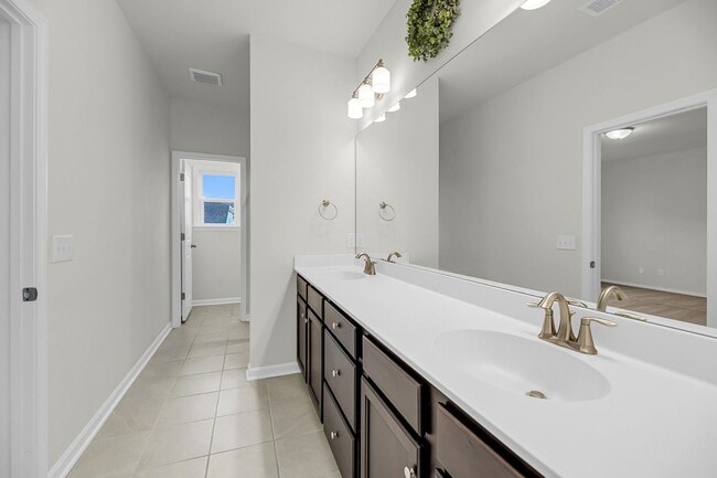 Building Photo - FIRST MONTHS RENT FREE WITH SIGNED 2 YEAR LEASE