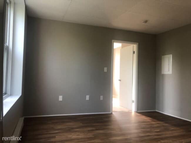Building Photo - 2 br, 1 bath Apartment - 201-205 W Fourth st