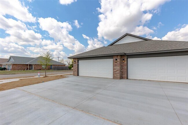 Building Photo - 2325 SW 90th Pl