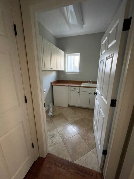 Laundry room (wash/dryer included) - 1837 S Clarkson St