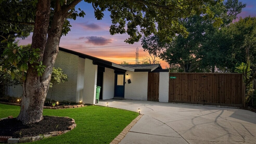 Building Photo - 11103 Greenwillow Dr