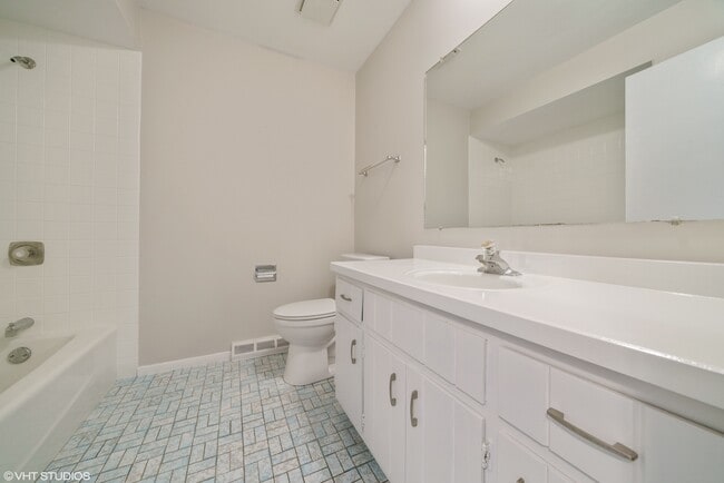 Building Photo - 16W700 Fern St