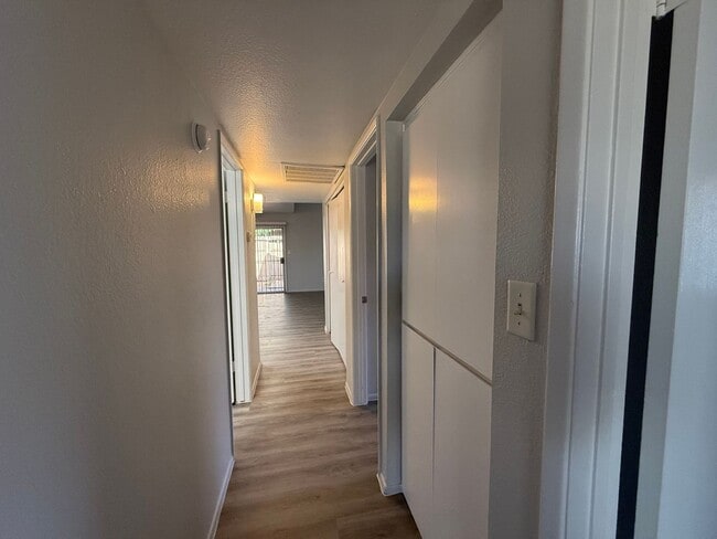 Building Photo - Renovated Glendale 3 Bedroom Condo with New Flooring