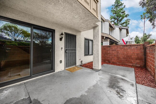 Building Photo - Newly updated 3 bed / 1.5 bath townhome in the desirable Sherwood Village