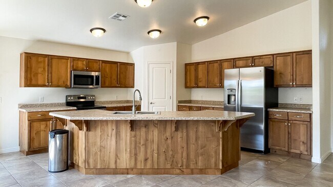 Building Photo - 4 Bedroom Treasure Valley Home Near Crimson High School