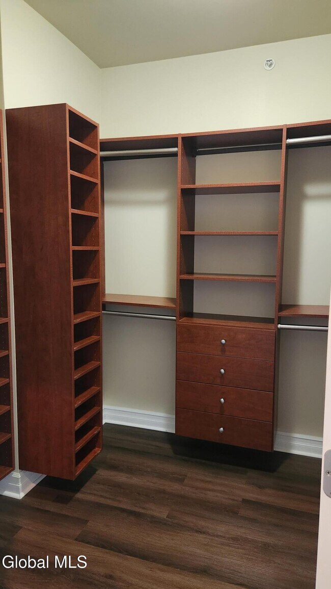 Building Photo - 8 Wall St