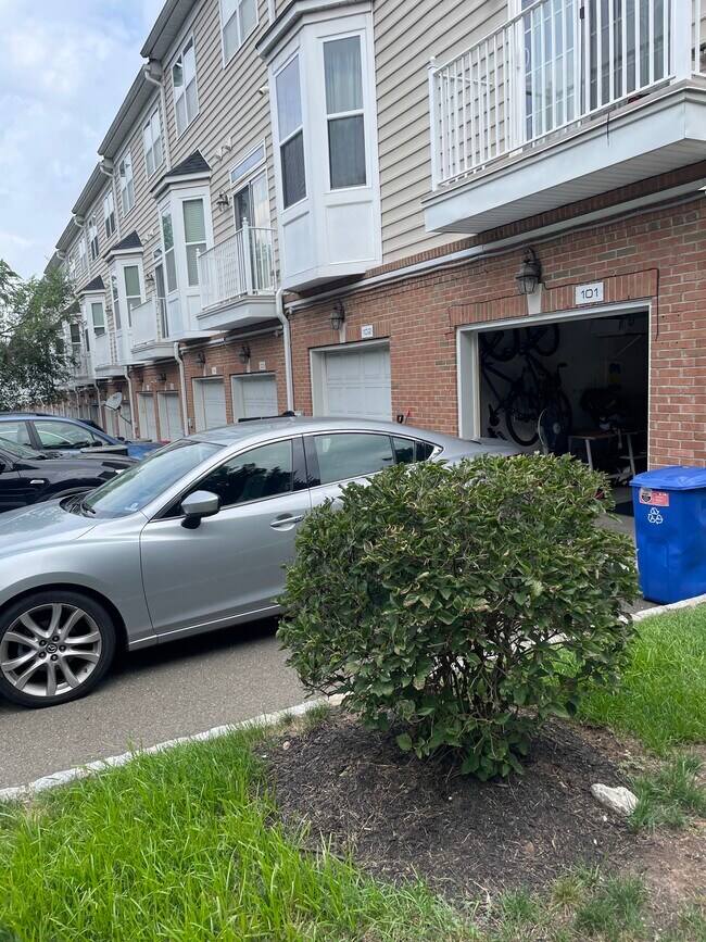 Building Photo - 265 Custer Ave