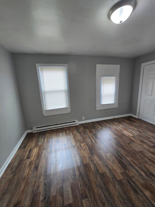 Building Photo - One Bedroom Duplex Home Near 10th and Concord Street!