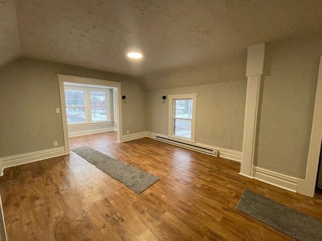 Building Photo - Four Bedroom Home