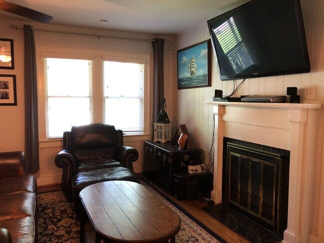 Building Photo - Charming Home in Haymount