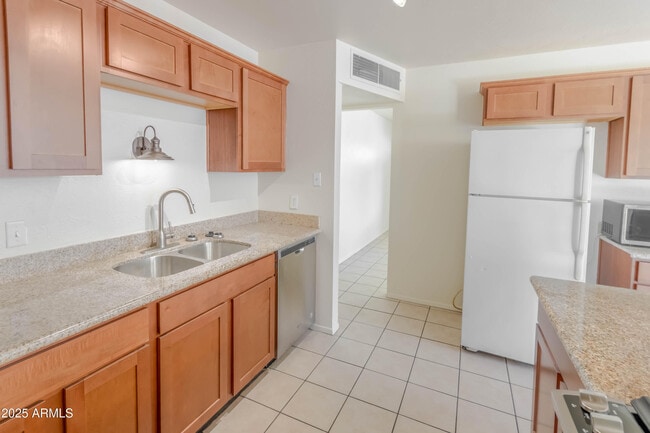 Building Photo - 7013 E Loma Land Dr