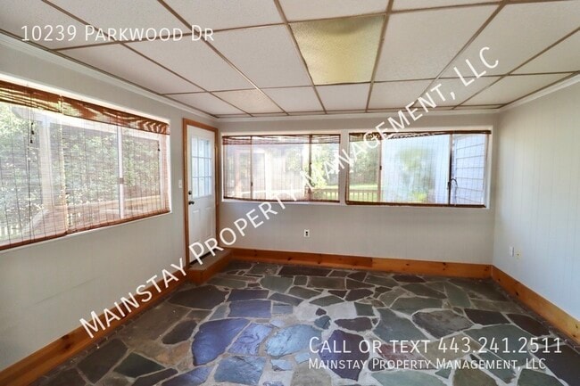 Building Photo - 10239 Parkwood Dr