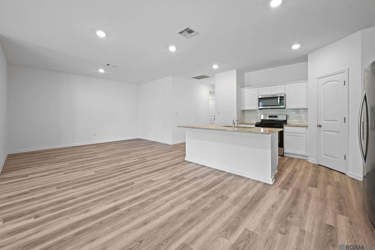 Building Photo - 15820 Loussier Dr