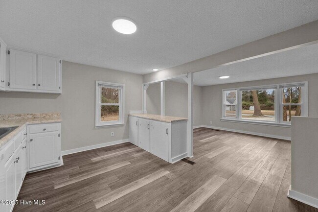 Building Photo - "Charming 4-Bedroom Home with 2 Full Baths on Murrill Hill Road – Your Perfect Jacksonville Retre...