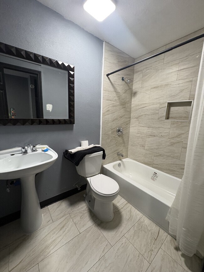 Building Photo - 711 Pasadena Fwy