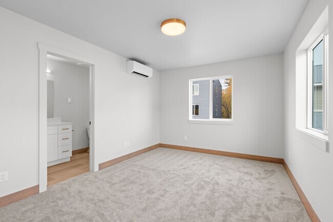 Building Photo - 865 9th St W