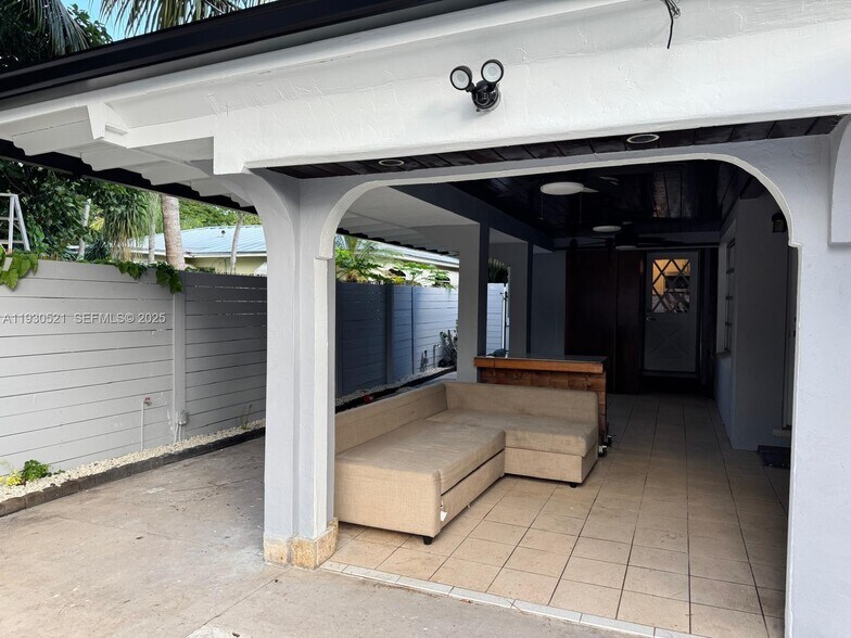 Building Photo - 985 NE 115th St