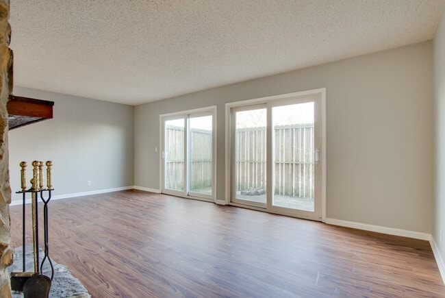 Building Photo - Amazing and spacious 3/2.5 Hermitage Townhouse with fireplace & patio!!! Pets ok!