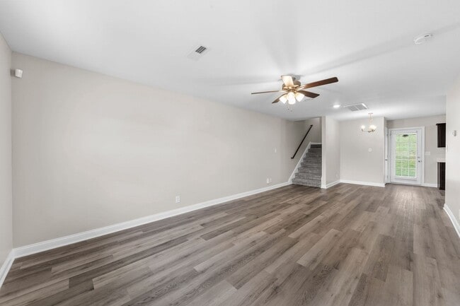 Building Photo - Beautiful Home!