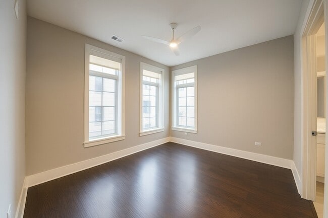 Building Photo - 2050 N Clark St