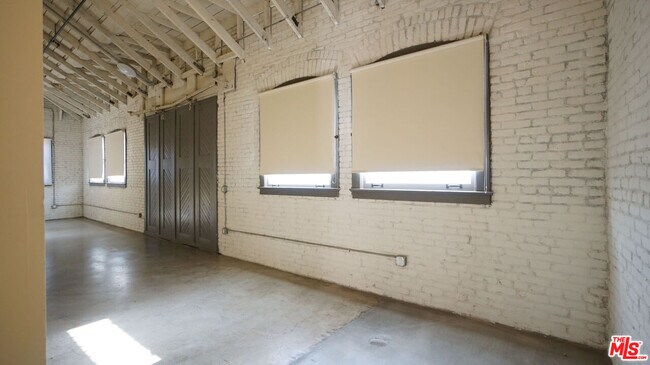 Building Photo - 922 W 23rd St