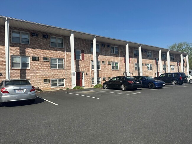 Primary Photo - Center Court Apartments