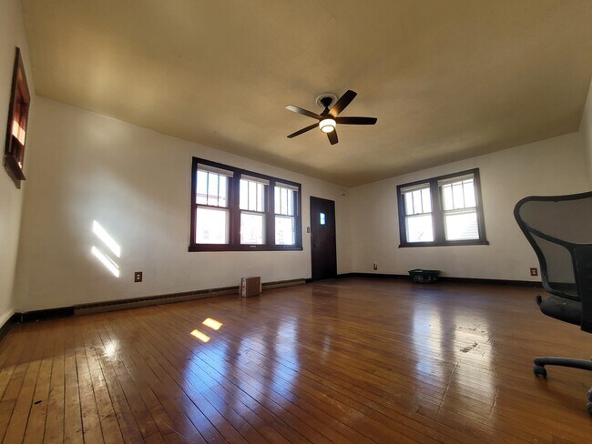 Building Photo - 603 E Potter Ave