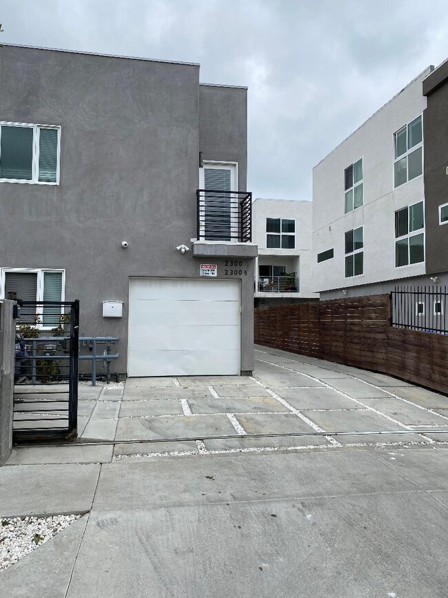 Building Photo - 2300 Carmona Ave