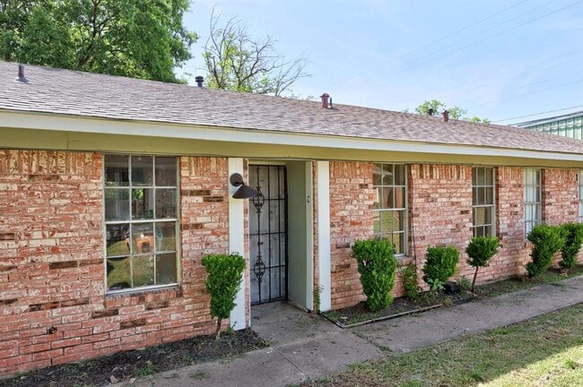 Building Photo - 903 N Meadows Dr