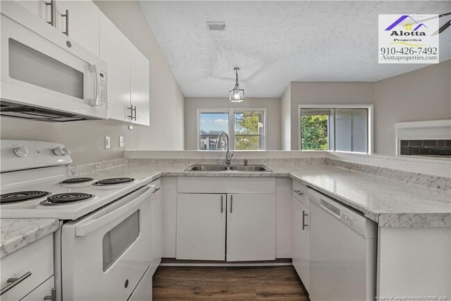 Building Photo - 6800 Willowbrook Dr