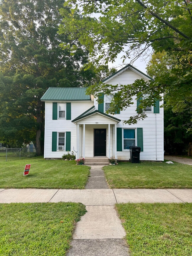 Building Photo - 421 W Bond St