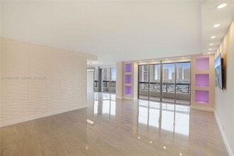 Building Photo - 3500 Mystic Pointe Dr