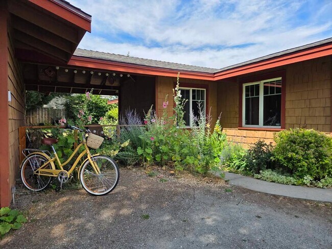 Building Photo - ***MOVE IN SPECIAL*** Adorable 2 bedroom h...