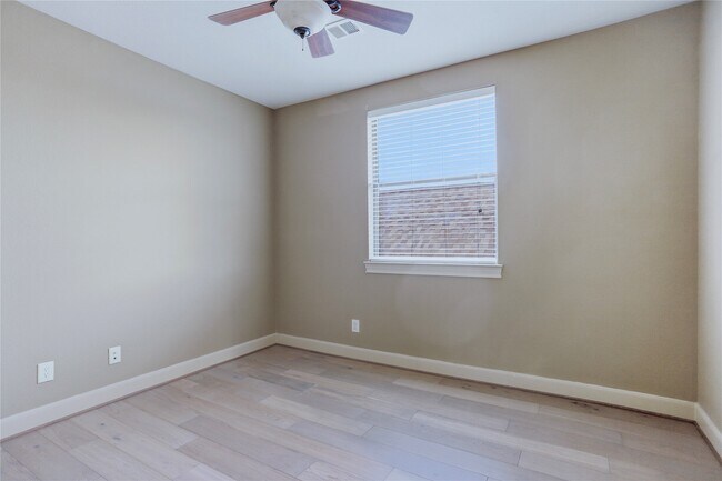 Building Photo - 1603 W 14th St