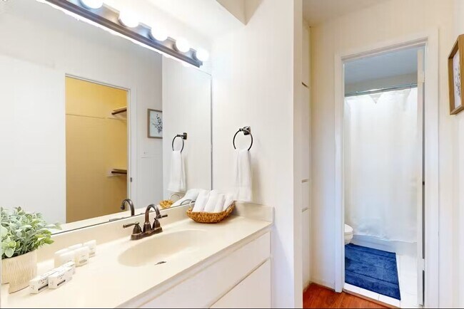 Building Photo - 3935 Knollcrest Dr