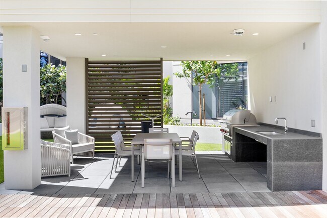 Building Photo - 2422