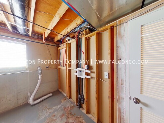 Building Photo - 1339 Hathaway Dr