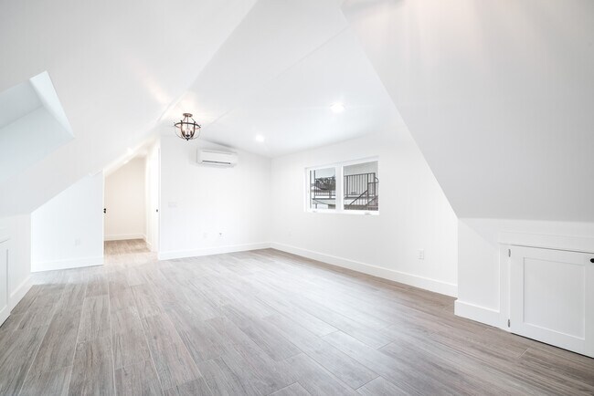 Building Photo - 1233 N Gower St