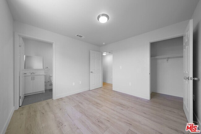 Building Photo - 236 W 84th Pl