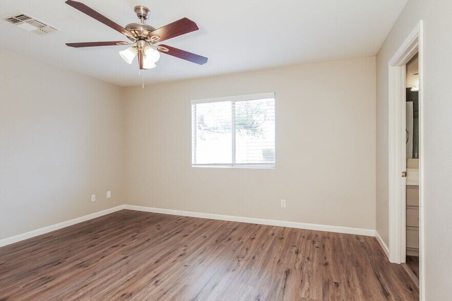 Building Photo - 2613 S 71st Dr