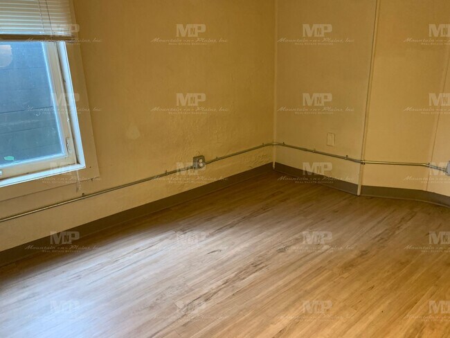 Building Photo - 622 1/2 S Loomis Ave