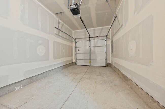 Building Photo - Mountain Views! 3 Bed/2.5 Bath Duplex with Fully Fenced Backyard - Golden Market Lane