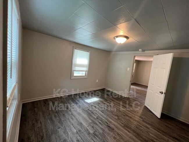 Building Photo - 805 S Logan Ave