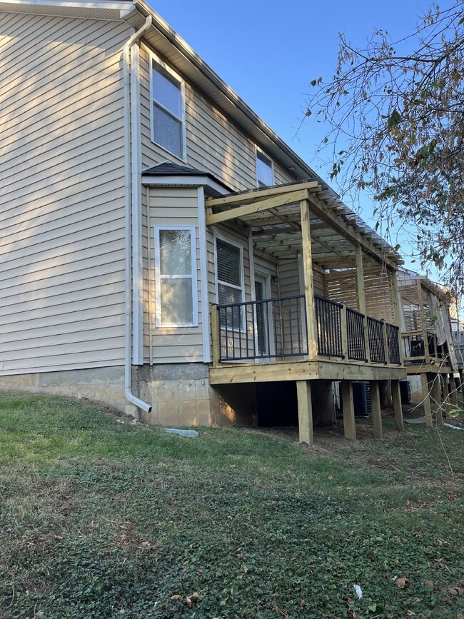 Building Photo - "Spacious 3-Bedroom Townhouse Retreat with Fireplace & Hardwood Floors in Antioch!"