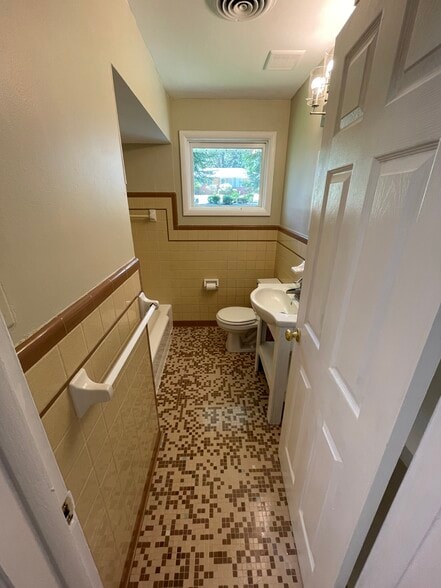 Bathroom 1 of 4 - 788 Crockett Dr