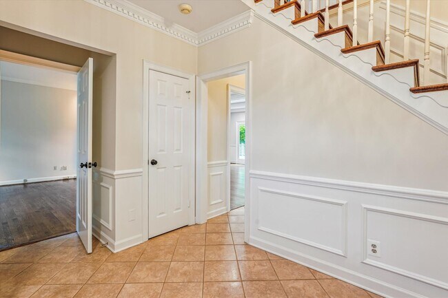 Building Photo - Magnificent 5 Bedroom, 4.5 Bathroom Bethes...