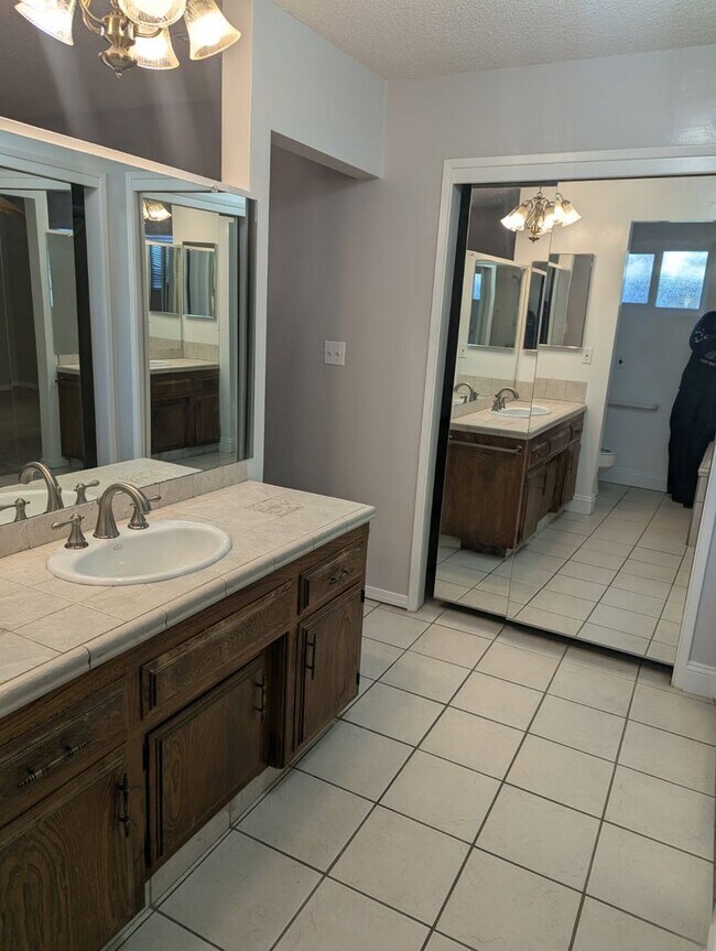 Building Photo - Beautiful 4 Bedroom House in NW Bakersfield with Pool!